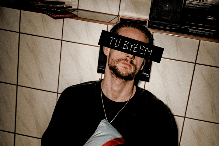 Fabijański-odwiesza-mikrofon-na-kołku