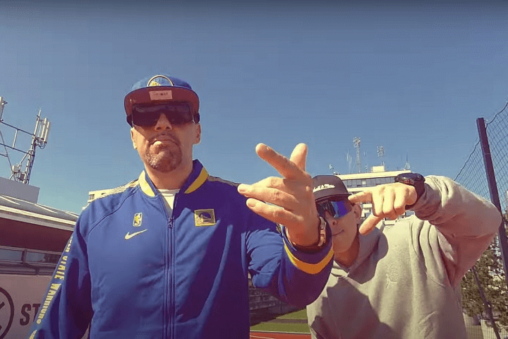 DGE w teledysku do utworu LAM BLAM z albumu "Ucieczka z kina Wolność".