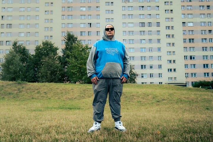 Prykson Fisk w klipie Synestezja promującym album Macrodose