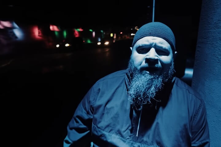 Vinnie Paz w klipie do utworu "Koresh Babylon" a albumu "All Are Guests in the House of God"