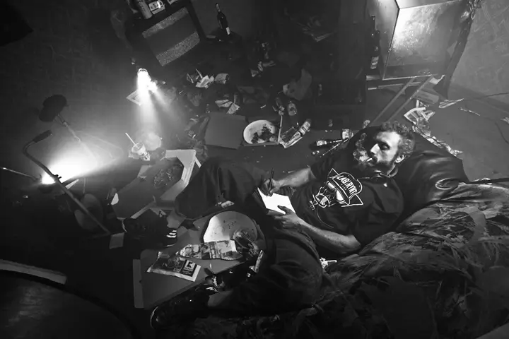 Nullizmatyk utworem Genesis zapowiada Świat Odwróconego Dekalogu.