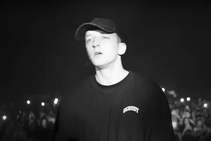 kukon w klipie do numeru "co by się nie działo" z albumu "Organic Human".