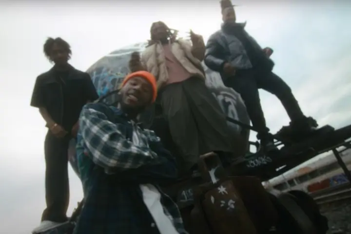 Coast Contra w klipie do numeru AYO.