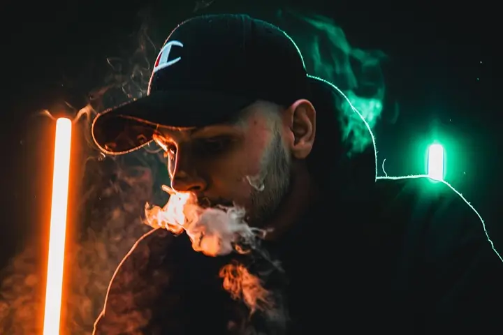 Konrad Brzos zapowiada album Zimna Fala singlem Demony Wojny