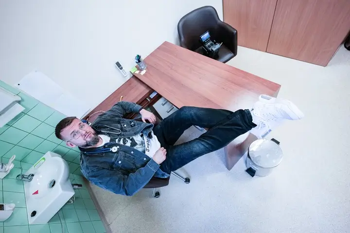 KęKę w klipie do utworu Znachor z albumu 4:01