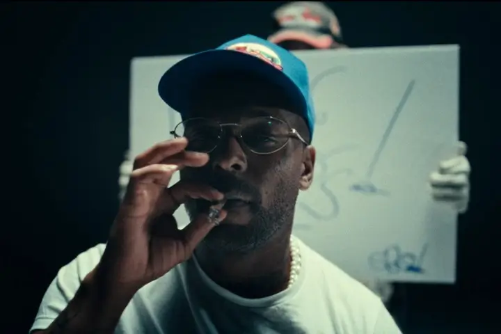 ScHoolboy Q w klipie do utworu Back n Love zwiastującym album "Blue Lips".