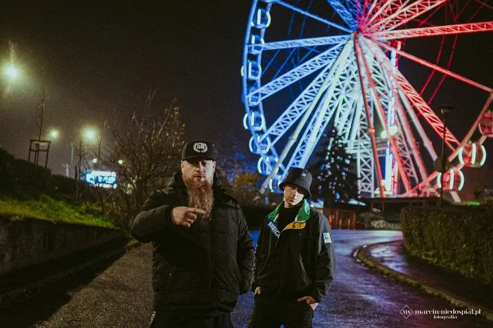 Alias Blekaut i Lord Willin w klipie do numer Take Me z albumu "The Long Flight".