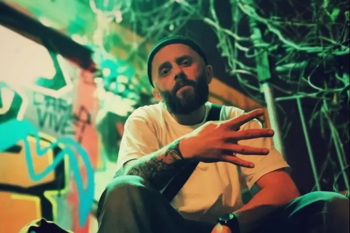 Bartek-Koko-rzuca-32-wersy-gorzkiej-prawdy-na-płycie-MORE-ELO