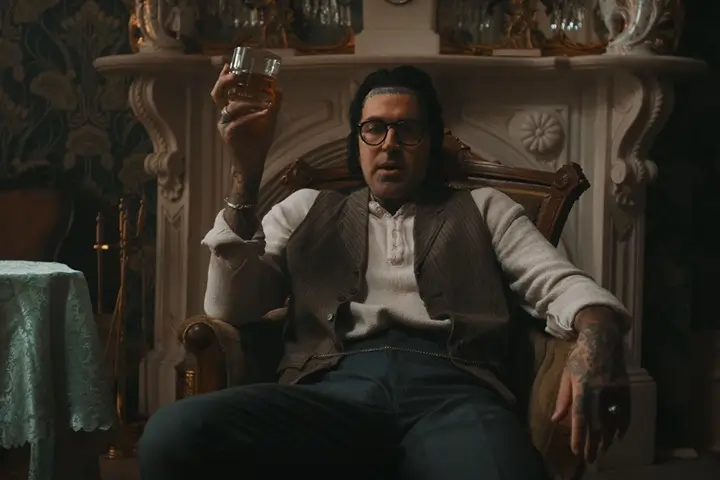 Yelawolf w klipie do utworu Make You Love Me zwiastującego album War Story