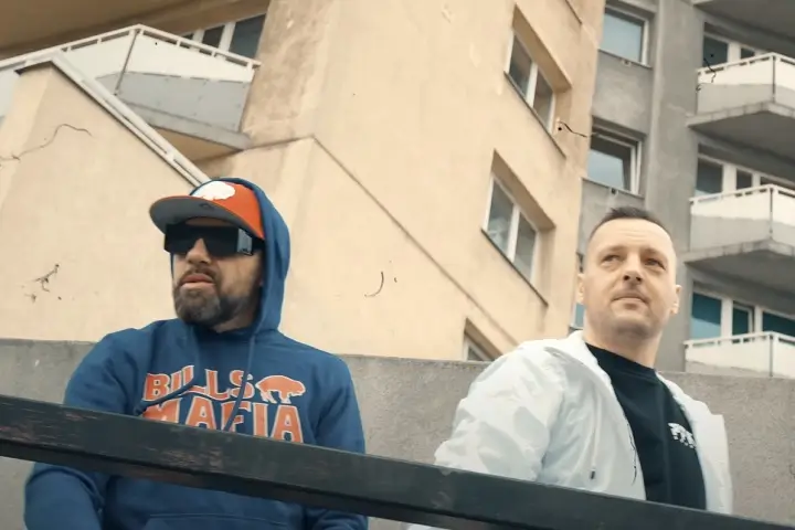 DGE i Fokus w klipie Królowie Demolki promującym album Miejskie Ptaki