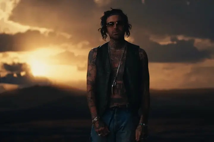 Yelawolf w klipie do utworu Legend z albumu War Story
