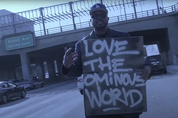 Blu & Exile w klipie do utworu Love Is Blu z albumu "Love (the) Ominous World".