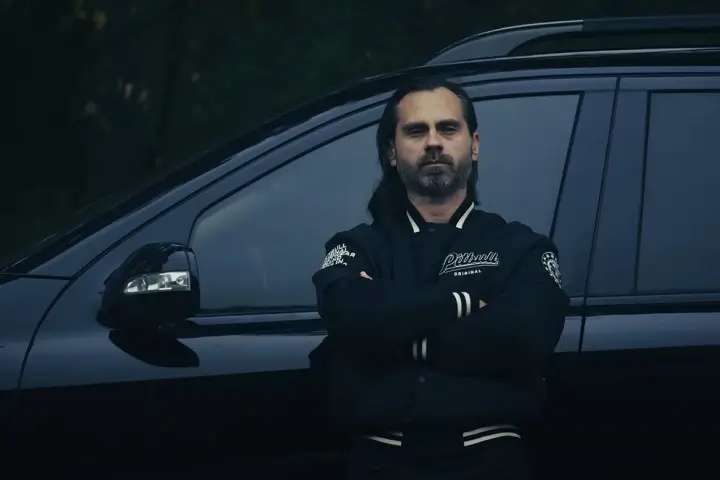 52 DĘBIEC w klipie do utworu Wilk z Rapstreet z albumu Wilki z Rapstreet