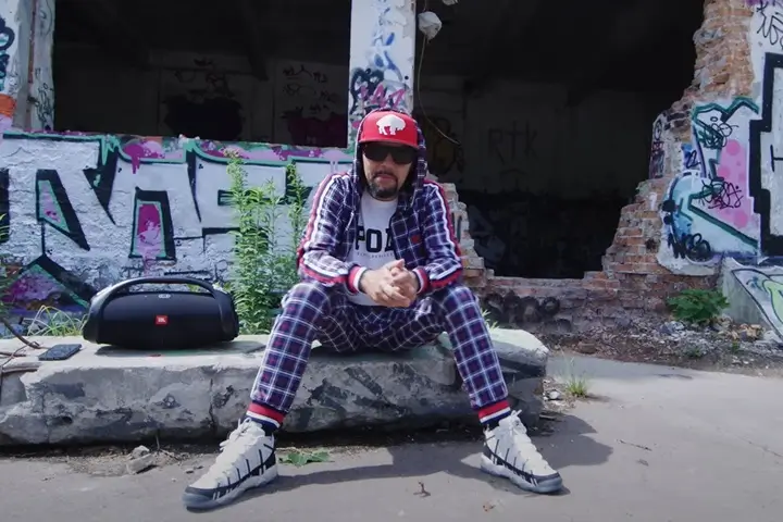 DGE w klipie do numeru Bonanza z albumu Miejskie Ptaki