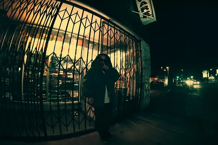 The Alchemist w klipie do utworu Something Light z albumu The Genuine Articulate