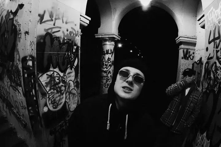 Barto Katt & Soulpete w klipie do utworu iPhone 7 z albumu "Do trzech razy sztuka".