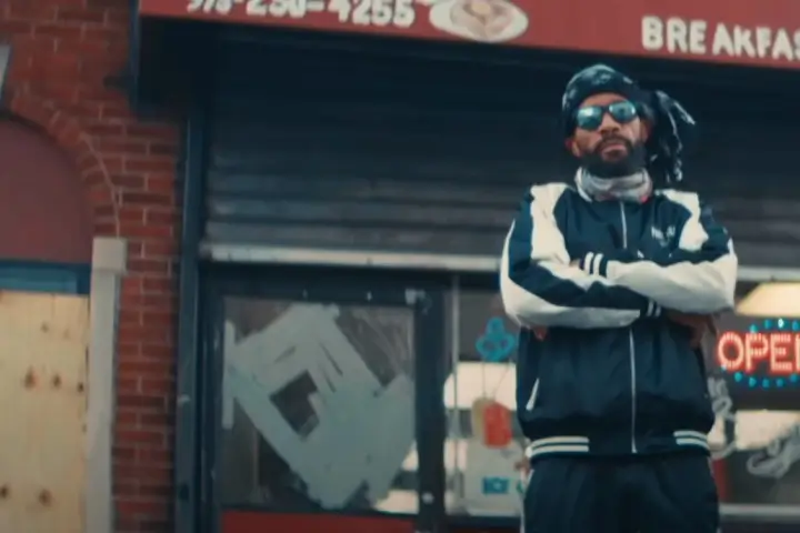 Redman w klipie do utworu Jersey z albumu Muddy Waters Too