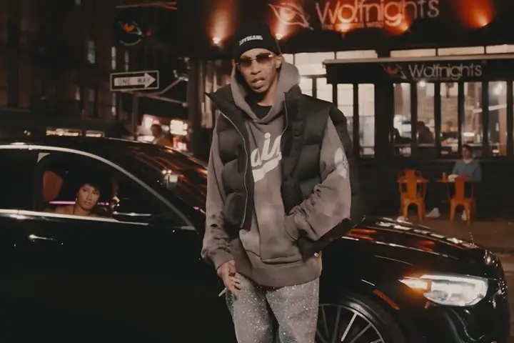 Fredro Starr w klipie do utworu Hood Jealousy z albumu Soul