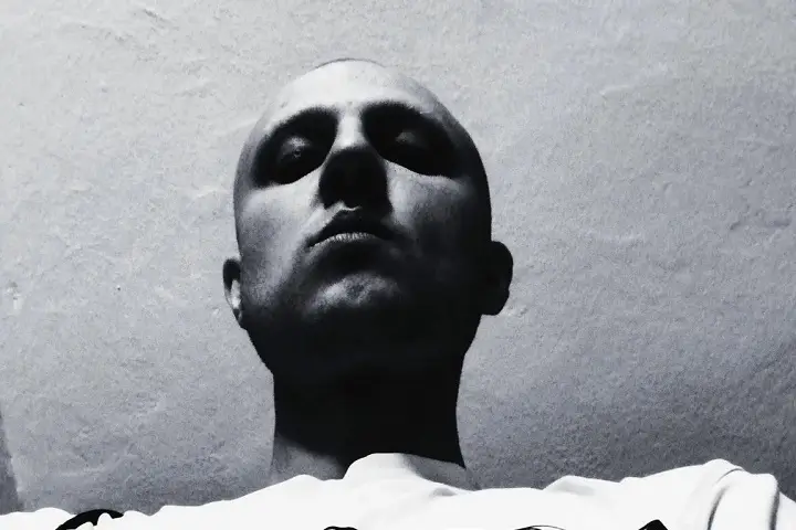 Karwan-zawsze-wyróżniał-się-jak-Krew-na-śniegu