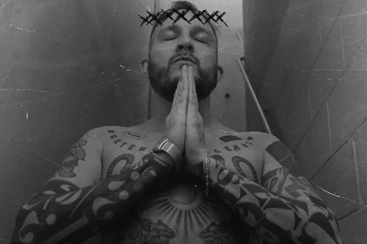 Ten Typ Mes zapowiada singiel God Bless jako pierwszy zwiastun nowego albumu.