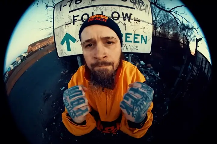 Vinnie Paz w klipie do utworu Head of David z albumu God Sent Vengeance