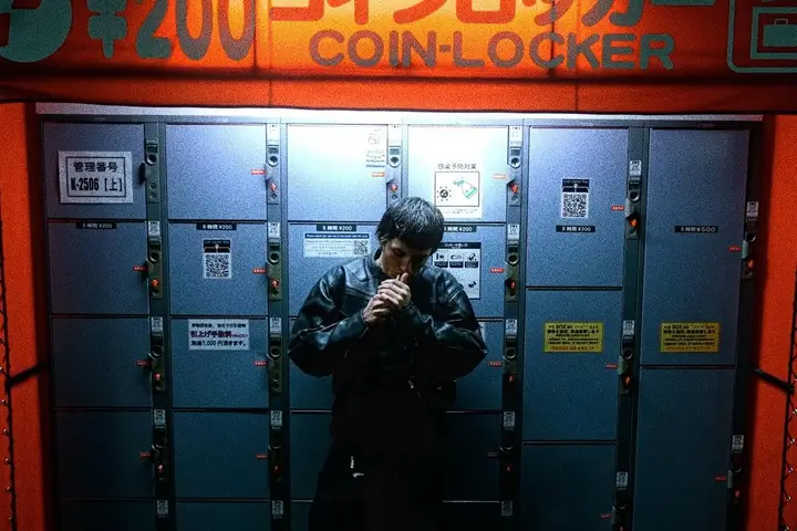 asthma w klipie do utworu SAM NA SAM z albumu ASTHMA