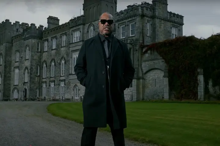 Xzibit w klipie do utworu Kingmaker z albumu Kingmaker