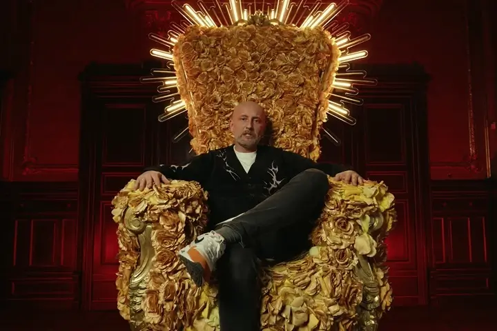 Małpa w klipie do utworu pt. Święte słowa