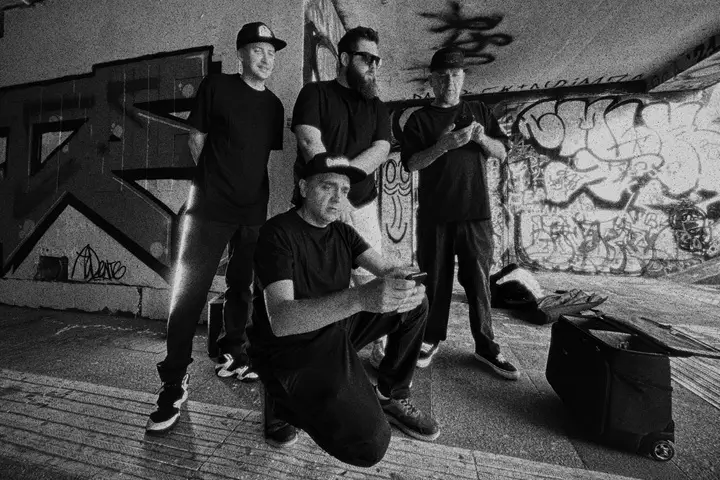 Proceente, Łysonżi, Vienio, Rzeźnik w klipie do utworu W stronę światła z albumu ALOHA OPUS MAGNUM VOL. 3