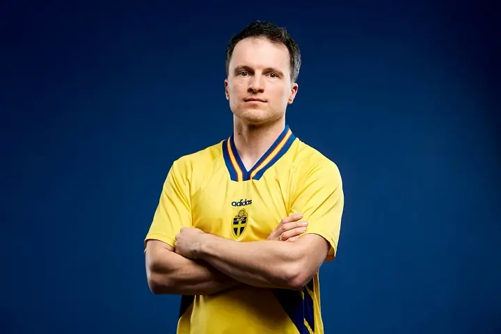 Kamil Pivot i Urb przypominają o sobie słuchaczom i algorytmom, luźnym numerem "Szwed"