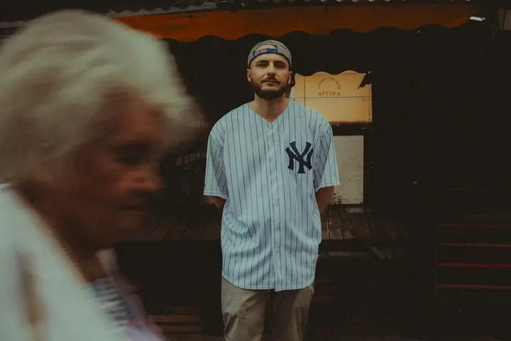 LJ Karwel singlem Daj mi chwilę zapowiada EP .GOD DAM.