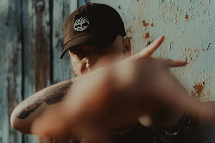 LJ Karwel singlem Pięści Goryla zapowiada płytę .GOD DAM