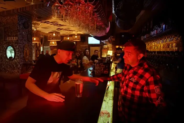 Proceente i Łysonżi w klipie do utworu "Gorzki smak zwycięstwa".