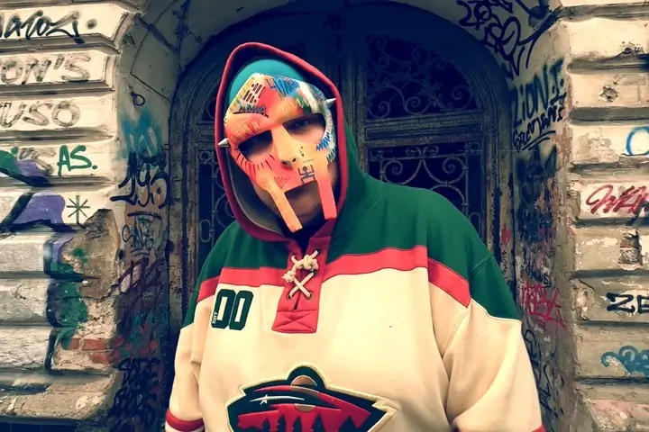 Prykson Fisk w klipie do utworu PF GROOB z albumu HIP HOP ZOMBIE