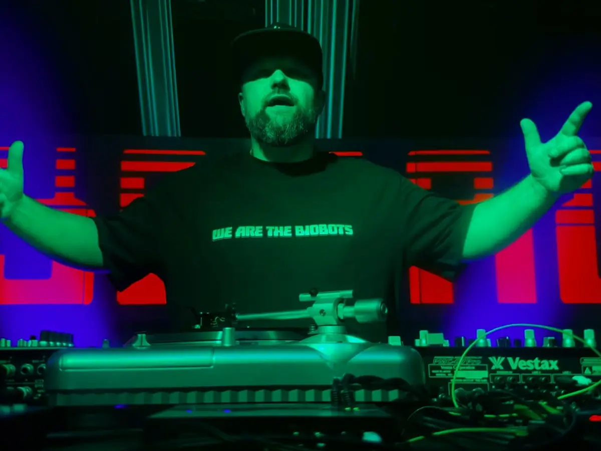 DJ EPROM wykonuje utwór pt. DIGITAL HUMAN z albumu We Are The Biobots