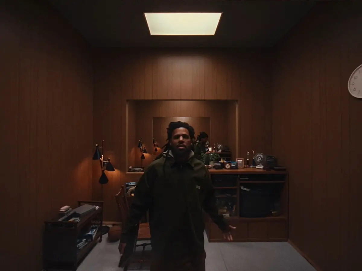 J. Cole w klipie do utworu pt. DISC 2 TRACK 2 z albumu THE FALL-OFF...