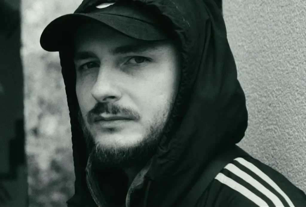 LJ Karwel w klipie do utworu Nawyk z albumu Tęsknie Za Sobą.