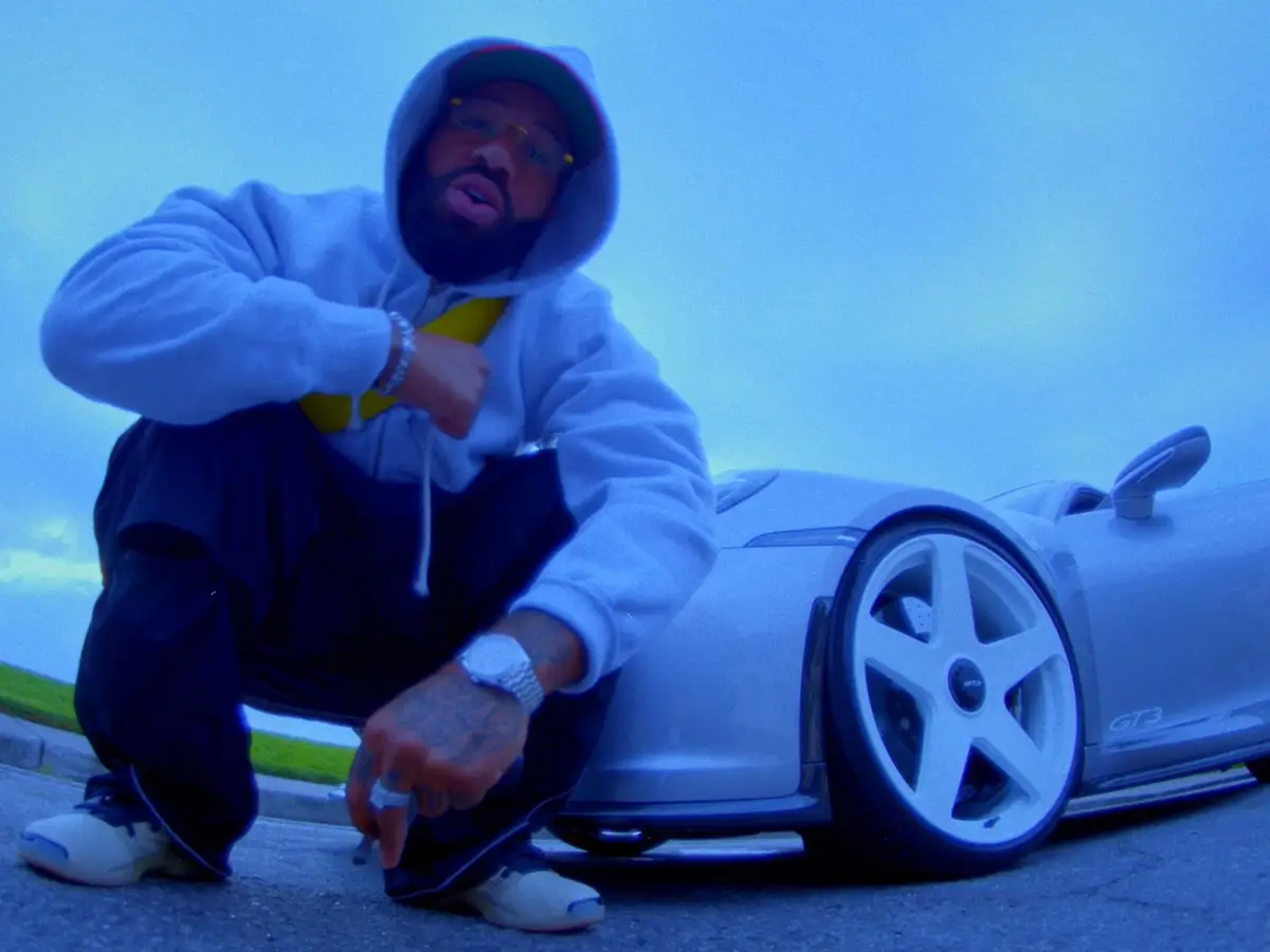 Larry June w klipie do utworu pt. Who Coppin'