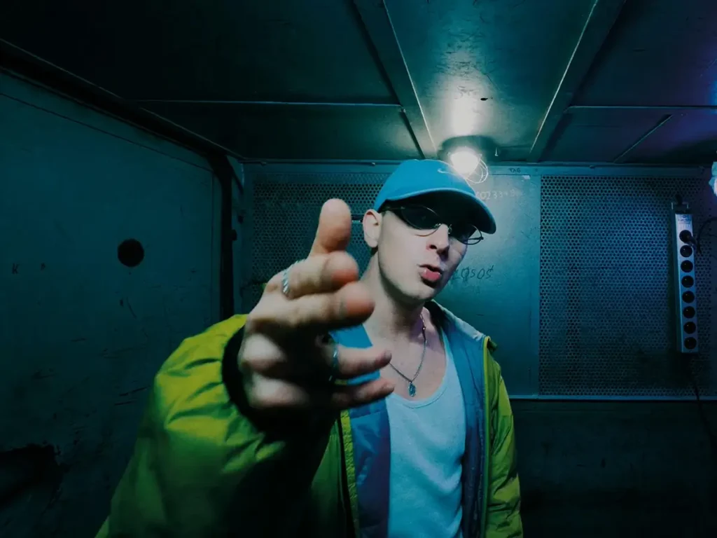 Miły ATZ w klipie do utworu pt. JEDNA NUTKA