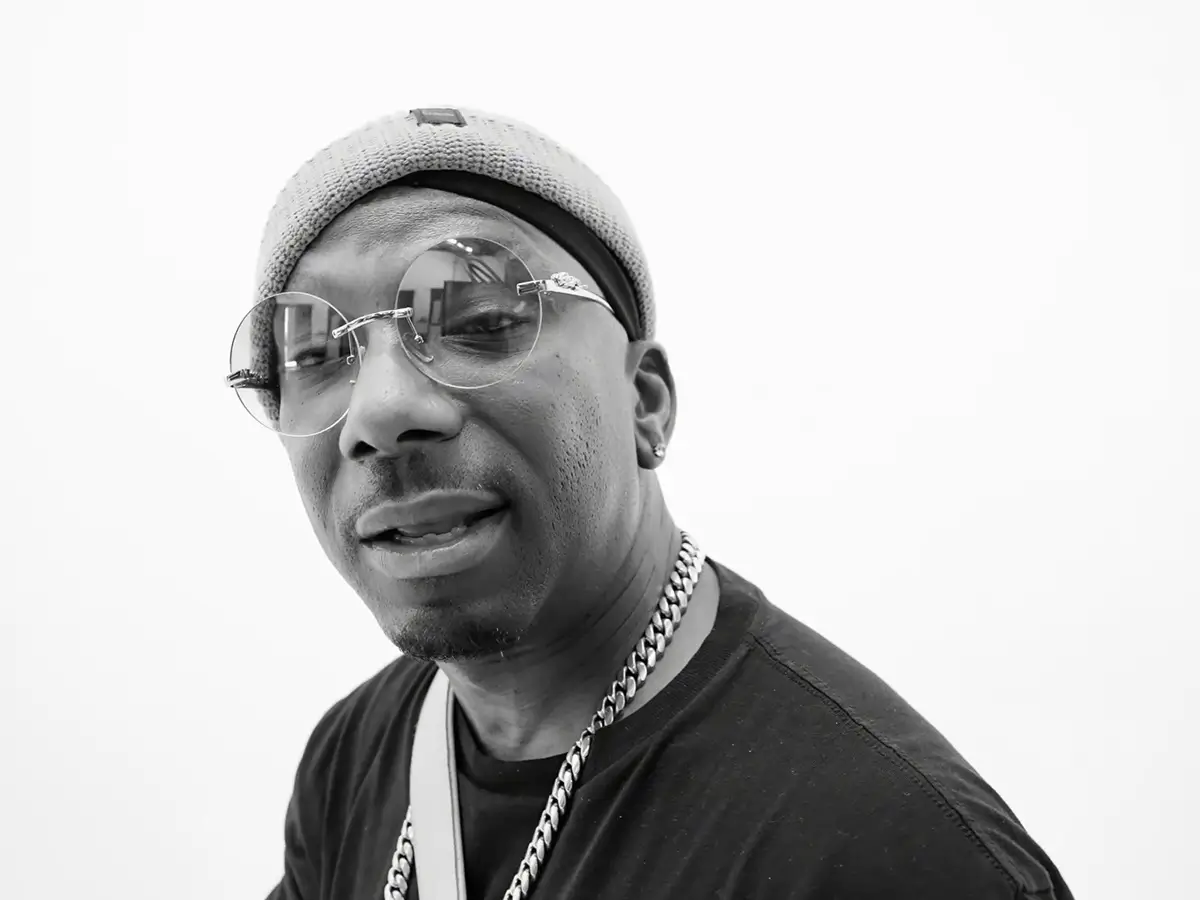 Ras Kass w klipie do utworu pt. MISS ME YET