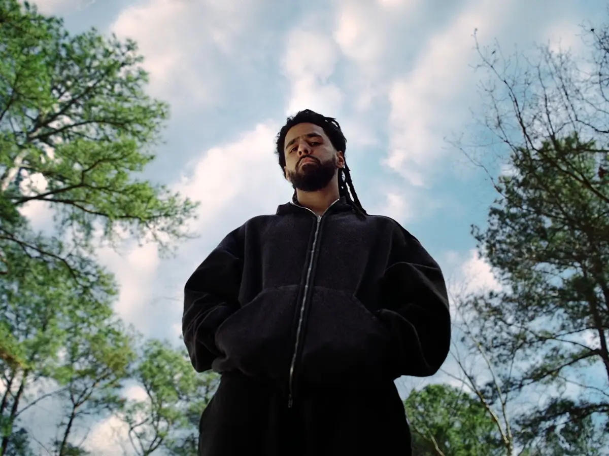 J. Cole w klipie do utworu Two Six z albumu The Fall-Off