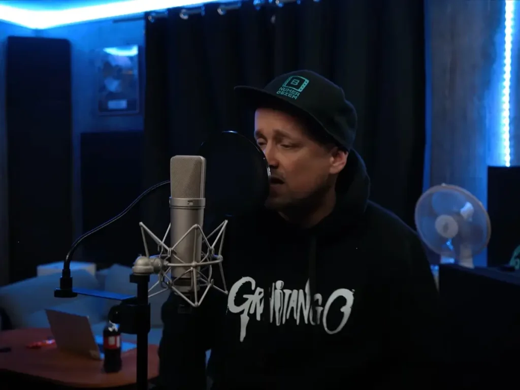 Młody puścił singiel i klip pt. CZTERY DWA