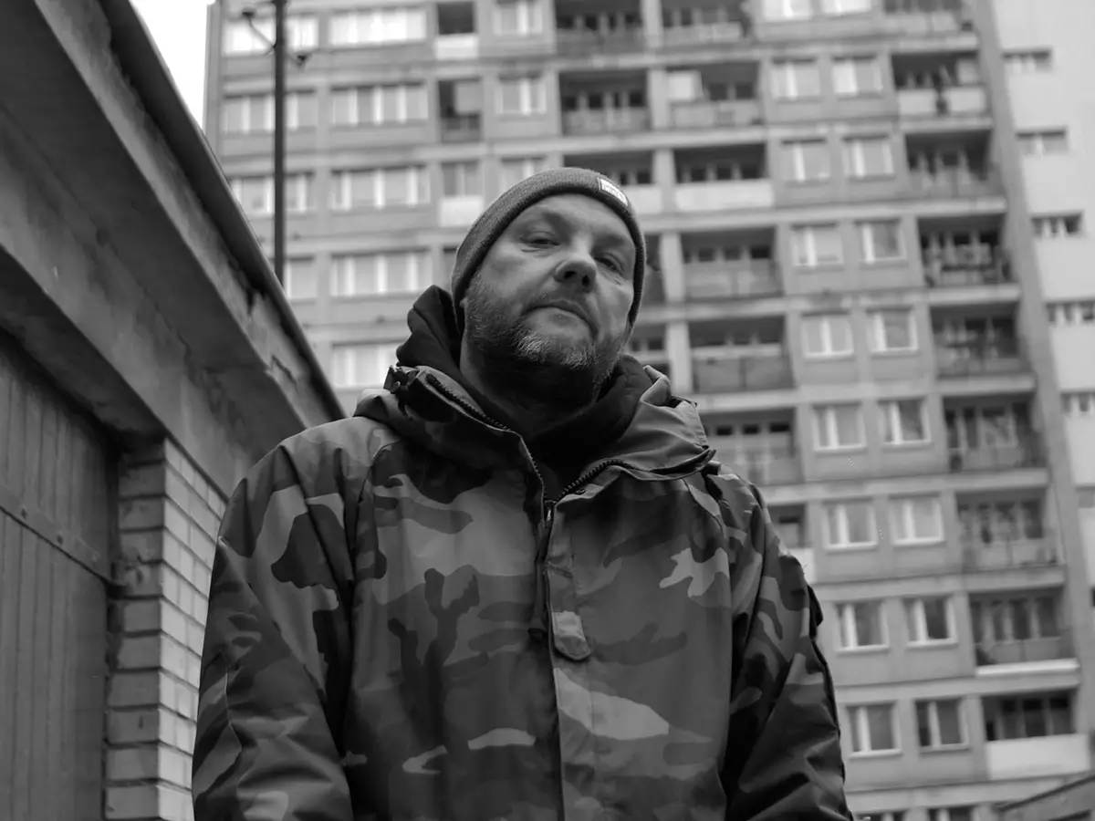 Pelson prezentuje EP pt. Kontra, za której produkcję odpowiada Qzyn.