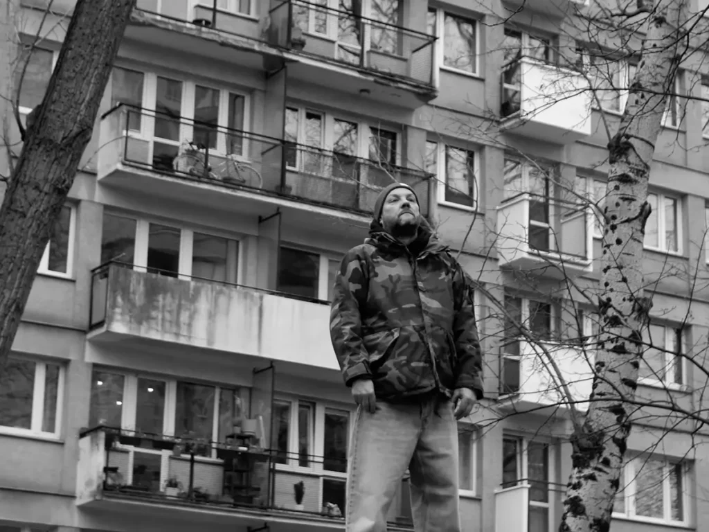 Pelson w klipie do utworu Mantra z płyty "Kontra", za której produkcje odpowiada Qzyn.