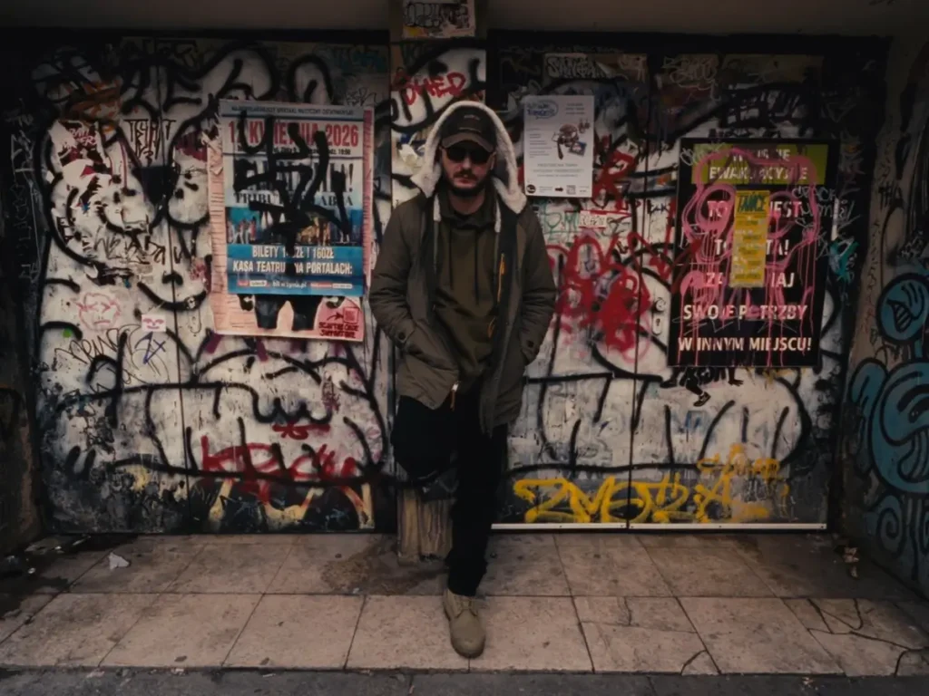 LJ Karwel w klipie do utworu pt. Chłód nocy