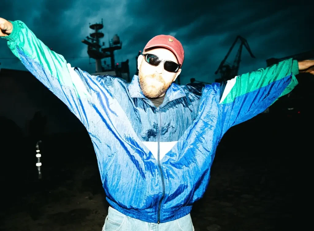 Skrubol puszcza klip do numeru BOSS DOGG, którym zaprasza na BOSS DOGG TOUR