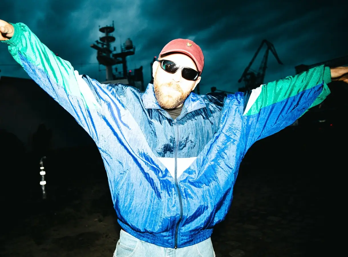 Skrubol puszcza klip do numeru BOSS DOGG, którym zaprasza na BOSS DOGG TOUR