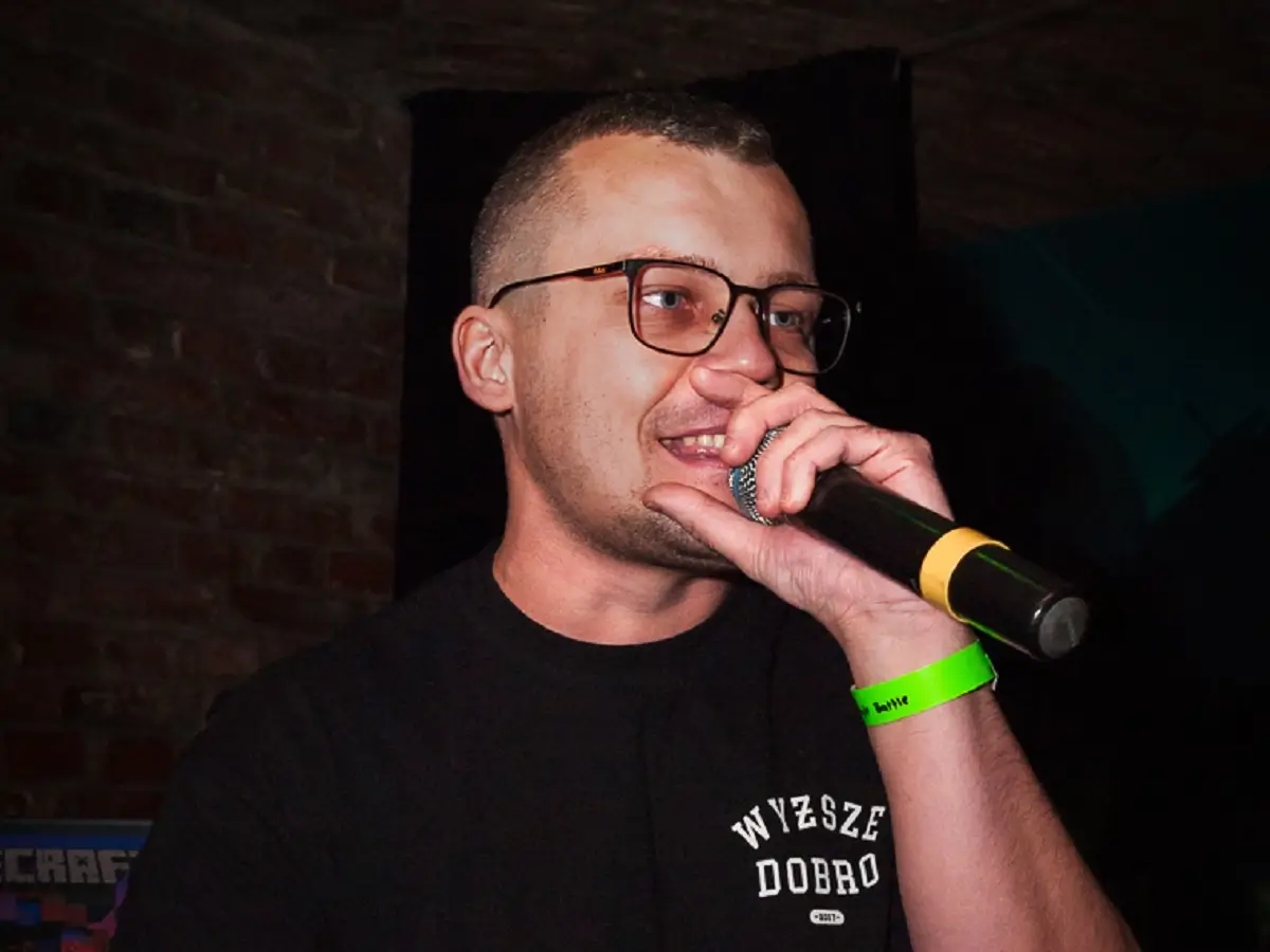 Larson zapowiada solowy debiut w dniu swoich urodzin