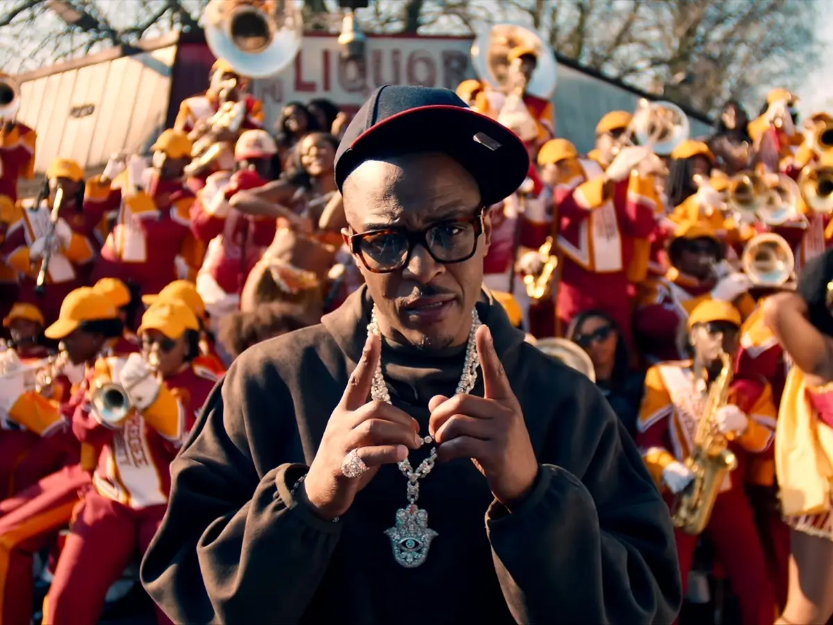 T.I. w klipie do utworu pt. Trauma Bond