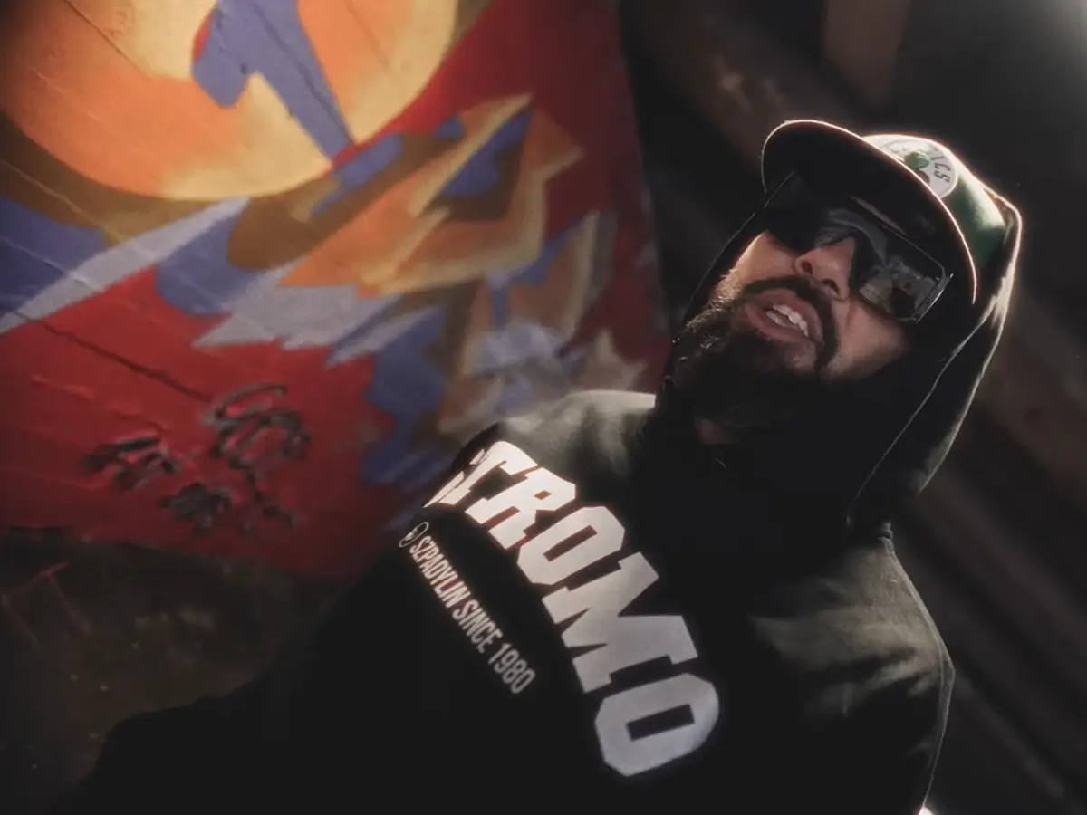 donGURALesko w klipie do utworu pt. PANATO z albumu STROMO